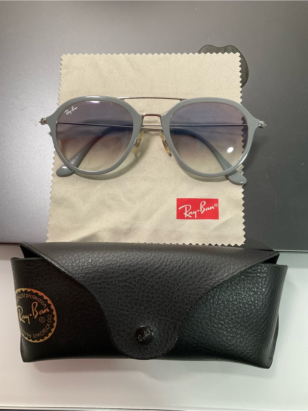 Ray-Ban Round Sunglasses in Light Gray with Gradient Lenses